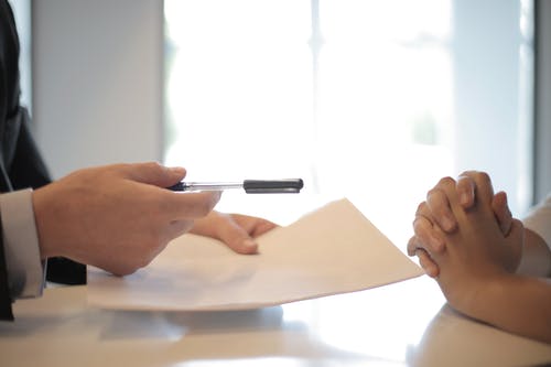 Vendre rapidement un bien immobilier: les essentiels à savoir pour passer entre les mains d’une agence